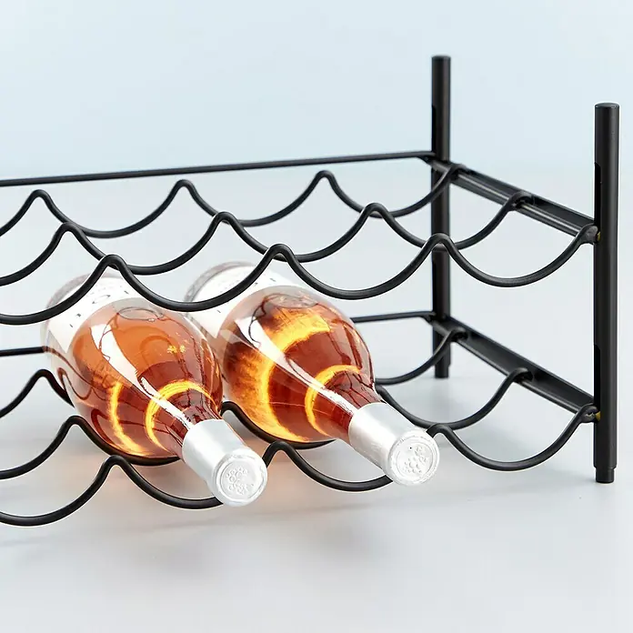Estantería para botellas - L x An x Al: 26 x 56 x 21,5 cm, Metal, 12 botellas - Un botellero de metal negro con dos botellas de vino rosado, presentadas con elegancia. Las botellas están bien posicionadas en los soportes.