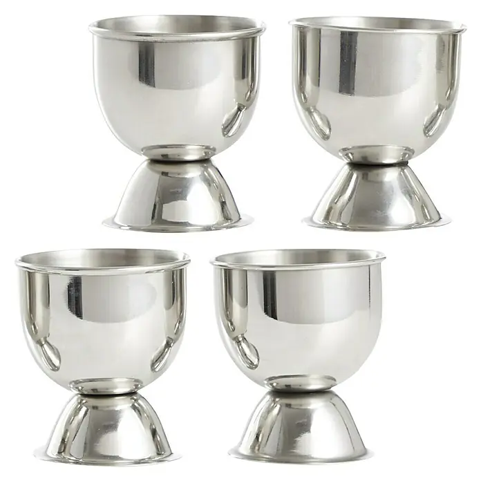 Set de huevera para mesa - Ø x Al: 4,5 x 5 cm, 4 ud., Metal - Cuatro hueveras de plata de acero inoxidable, dispuestas sobre un fondo negro, se muestran en la imagen. ¡Perfecto para el desayuno!