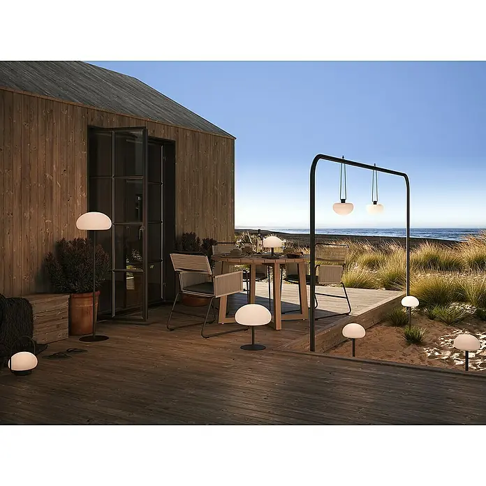 Nordlux Sponge Akku-Pendelleuchte Sponge - 4,8 W, Warmweiß - Stimmungsvolle Außenleuchten: Pilzleuchten und Hängelampen auf der Terrasse eines modernen Holzhauses am Meer.