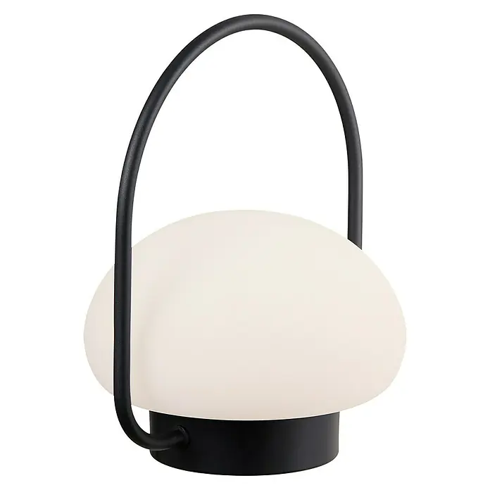 Nordlux Sponge Mobiles Licht To Go - 4,8 W, Schwarz, Weiß, Höhe: 27,7 cm, IP65, Warmweiß - Nahaufnahme einer tragbaren LED-Tischleuchte mit rundem Schirm und schwarzem Metallgriff auf einem schwarzen Sockel.