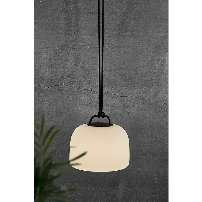 Nordlux Akku-Pendelleuchte Kettle 22 - 4,8 W, Warmweiß - Nahaufnahme einer modernen Hängelampe mit schwarzem Kabel und einem runden, matten Lampenschirm vor einer grauen Wand.