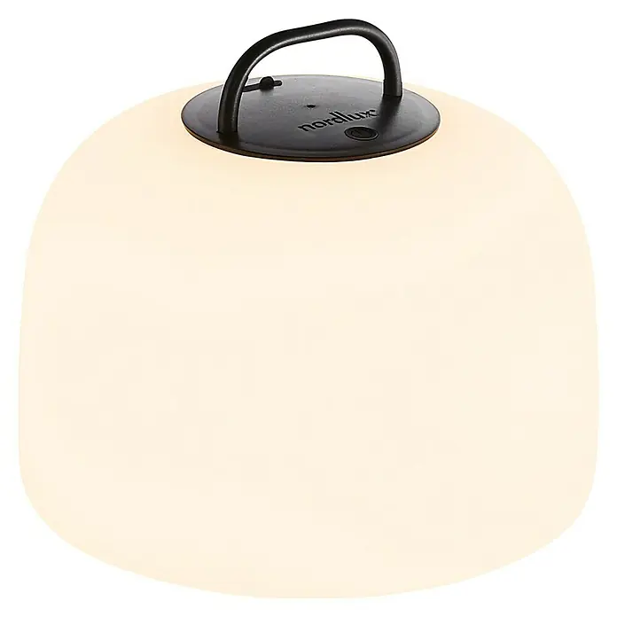 Nordlux Akku-Pendelleuchte Kettle 22 - 4,8 W, Warmweiß - Nahaufnahme einer Nordlux Pendelleuchte, die sanftes, warmes Licht ausstrahlt und eine gemütliche Atmosphäre erzeugt.