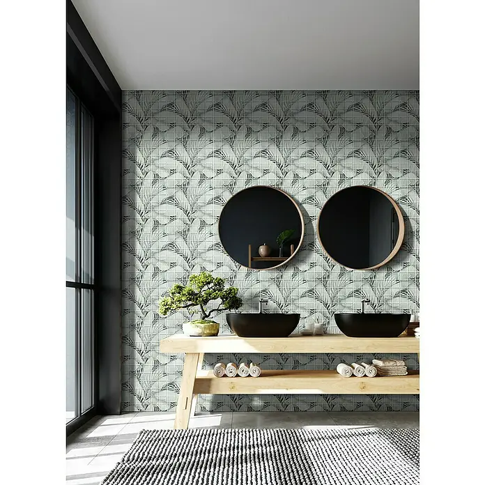 Mosaikfliese Quadrat Crystal Rainforest XCM RF03 - 29,8 x 29,8 cm, Grau, Glänzend - Modernes Badezimmer mit zwei schwarzen Waschbecken, runden Spiegeln und einer stilvollen Wandfliese mit Blattmuster für ein elegantes Ambiente.