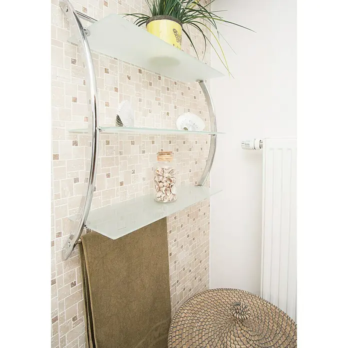 Selbstklebemosaik Travertin SAM 4CM14 -  - Badezimmerregal mit Glasböden und Handtuchhalter, dekoriert mit Pflanzen, Muscheln und einem Handtuch.