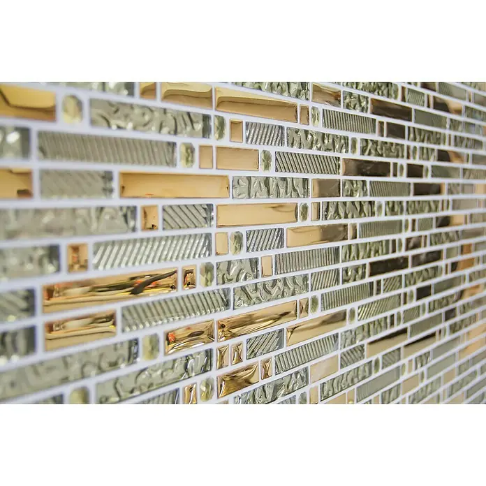 Mosaikfliese Crystal Mix XCM GV918 - 29,8 x 33,8 cm, Gold, Glänzend - Nahaufnahme einer Wand, die mit glänzenden goldenen und silbernen Mosaikfliesen verziert ist, die ein luxuriöses und modernes Design zeigen.