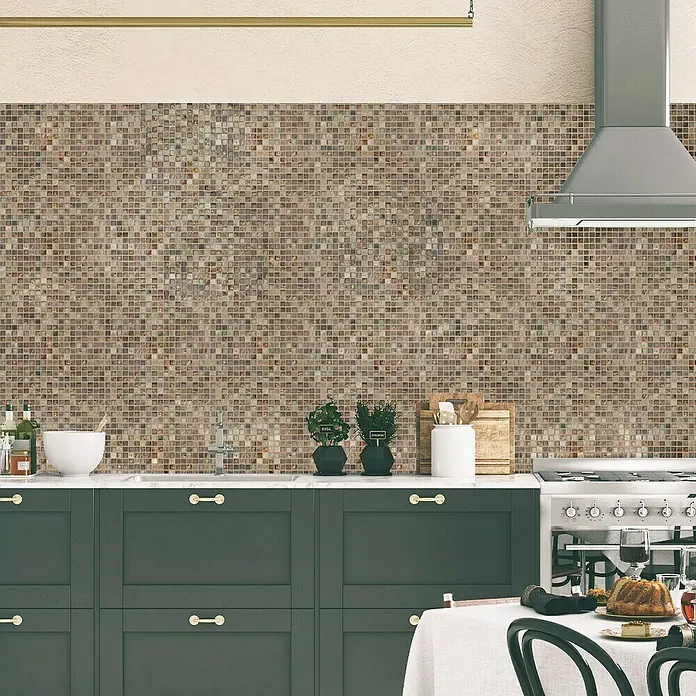Mosaikfliese Quadrat Crystal Mix XCM M790 - 30,5 x 32,2 cm, Beige, Glänzend - Nahaufnahme einer Küchenrückwand mit einem Mosaikmuster in Erd- und Brauntönen, die eine warme und einladende Atmosphäre schafft.