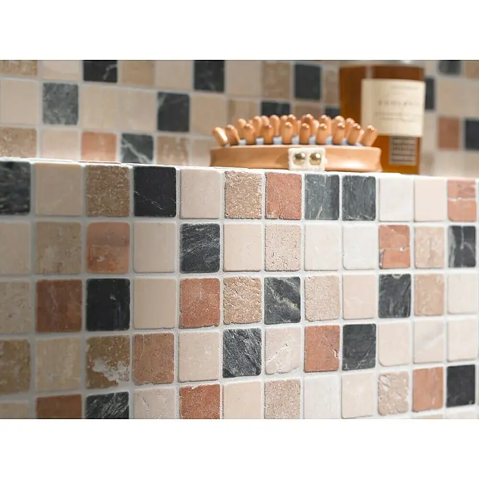 Mosaikfliese Quadrat Mix MOS 32/RND - 30,5 x 30,5 cm, Beige/Rot/Grün, Matt - Nahaufnahme eines Mosaikfliesen-Designs mit verschiedenen Farben und Texturen, das eine elegante und vielseitige Ästhetik für jeden Raum bietet.