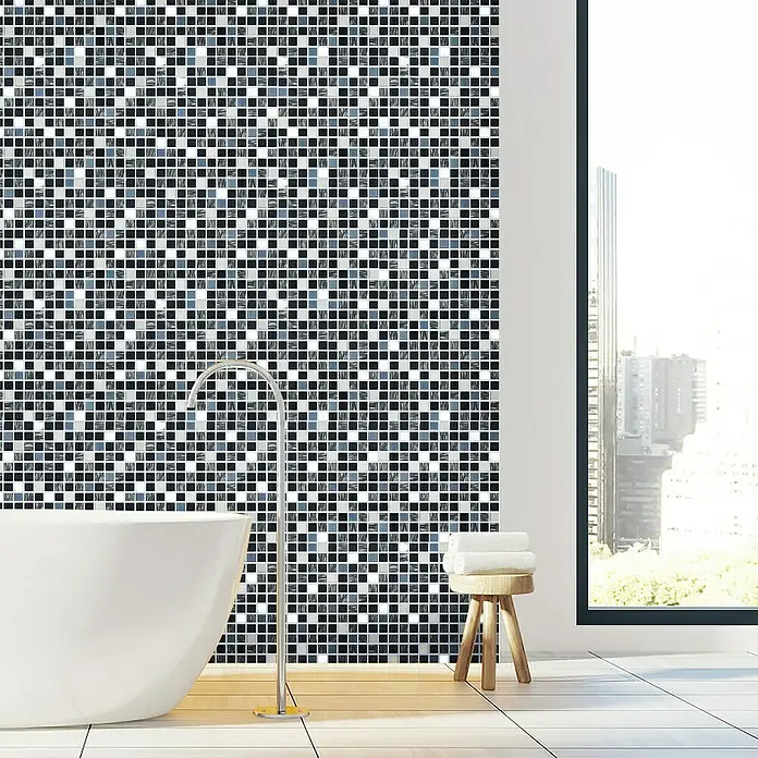 Selbstklebemosaik SAM 4CM26 - 30 x 30 cm, Mix Schwarz, Glänzend - Bild eines Badezimmers mit einer Mosaikwand in Schwarz, Weiß und Blautönen. Blickfang ist die Wandgestaltung im Badezimmer.