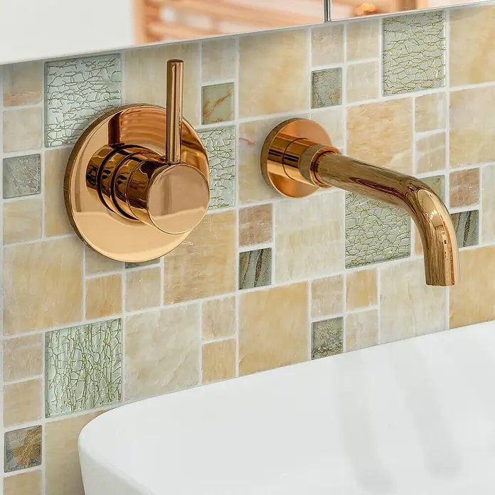 Mosaikfliese Crystal Mix XCM MC649 - 30 x 30 cm, Beige/Braun, Glänzend - Nahaufnahme eines eleganten, vergoldeten Wasserhahns und eines Bedienelements vor einer stilvollen Mosaikwand im Badezimmer.