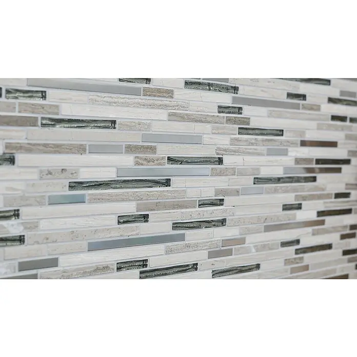 Mosaikfliese Verbund Crystal Mix XNM SV85 - 28,6 x 29,8 cm, Weiß/Beige, Glänzend - Detailaufnahme von rechteckigen Mosaikfliesen in verschiedenen Farben und Texturen, die eine moderne Wandverkleidung bilden.