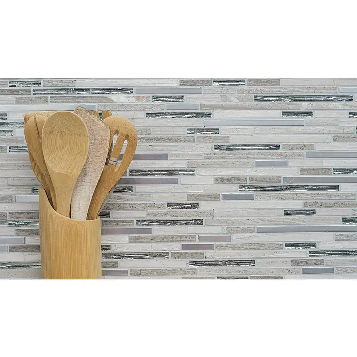 Mosaikfliese Verbund Crystal Mix XNM SV85 - 28,6 x 29,8 cm, Weiß/Beige, Glänzend - Nahaufnahme eines Halters mit Holzlöffeln und Utensilien vor einem gemusterten Fliesen-Hintergrund, der die natürlichen Texturen hervorhebt.