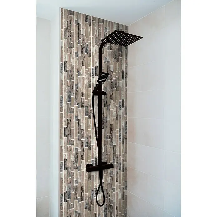 Mosaikfliese Brick Crystal Mix XCM BRV93 - 30 x 30 cm, Mehrfarbig, Matt - Elegante, mattschwarze Duschgarnitur mit Kopf- und Handbrause vor einer stilvollen Mosaikwand im Badezimmer.