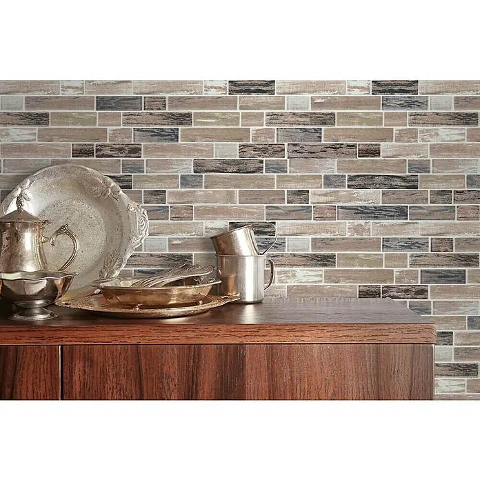 Mosaikfliese Brick Crystal Mix XCM BRV93 - 30 x 30 cm, Mehrfarbig, Matt - Elegante Wandfliese in Holzoptik mit Silberwaren auf einer Kommode.