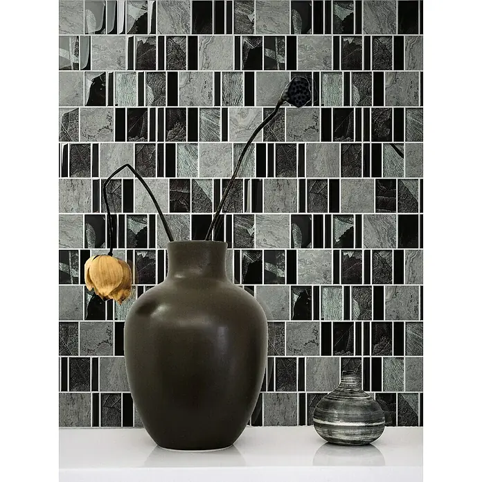 Mosaikfliese Crystal Mix XCM NIKO10 - 29,8 x 29,8 cm, Grau/Schwarz, Glänzend - Nahaufnahme einer Wandfliese mit einzigartigem Blattmuster in Grau- und Schwarztönen, die eine elegante und moderne Ästhetik bietet.
