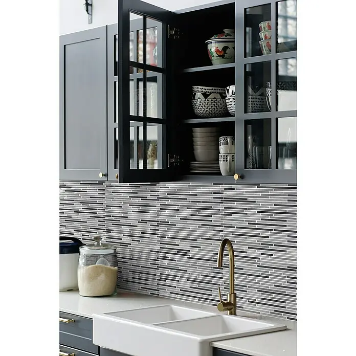 Mosaikfliese Brick XAM A881 - 29,8 x 31,8 cm, Grau, Matt - Küchenbild mit grauen Schränken, Mosaikfliesen und einer Doppelspüle. Der goldene Wasserhahn verleiht der Küchenzeile einen edlen Touch.