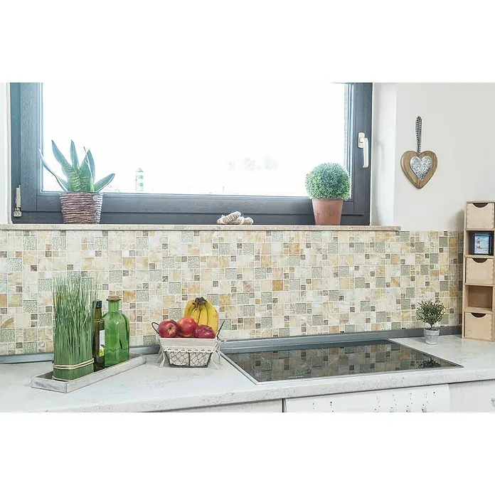Mosaikfliese Crystal Mix XCM MC649 - 30 x 30 cm, Beige/Braun, Glänzend - Küchenstillleben mit Obst und Dekorationen vor einer Fensterbank mit Pflanzen, die eine gemütliche Atmosphäre schaffen.