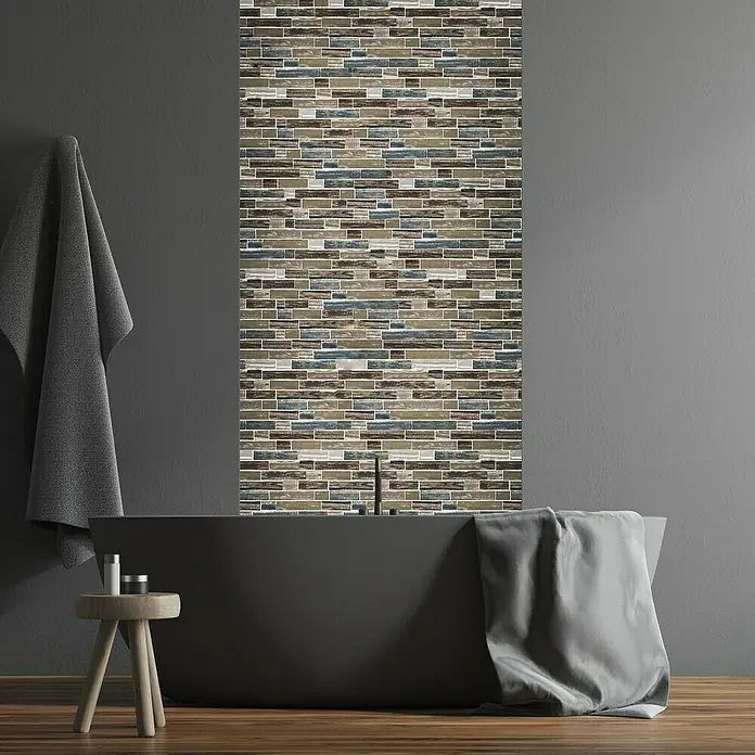 Mosaikfliese Brick Crystal Mix XCM BRV93 - 30 x 30 cm, Mehrfarbig, Matt - Ein Badezimmer mit einer Badewanne und einer Wand mit Mosaikfliesen, die eine entspannende Atmosphäre schaffen.