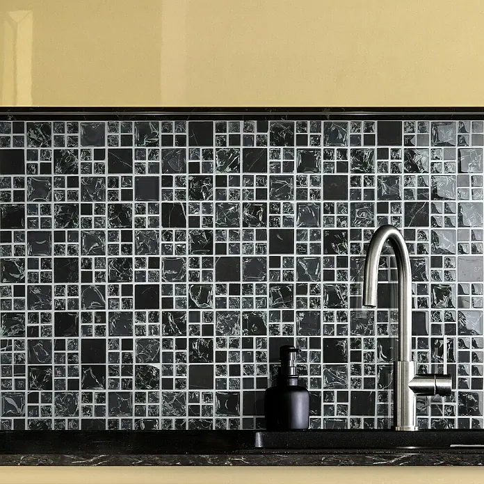 Mosaikfliese Crystal Mix XIC K1428 - 30,5 x 30,5 cm, Schwarz, Glänzend - Nahaufnahme eines schwarzen Mosaikfliesen-Waschtischs mit Armatur und Seifenspender, der ein modernes und elegantes Baddesign zeigt.