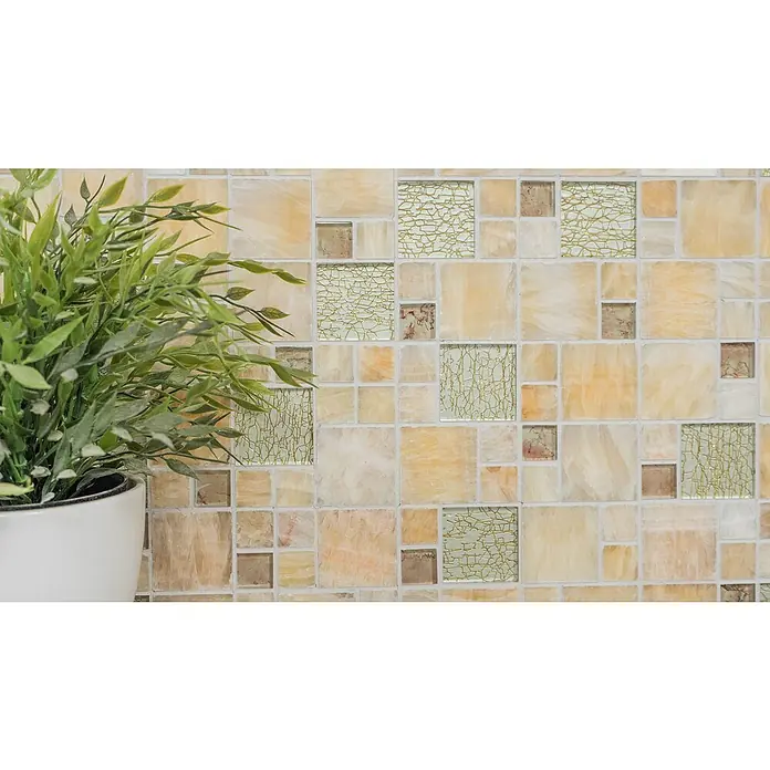 Mosaikfliese Crystal Mix XCM MC649 - 30 x 30 cm, Beige/Braun, Glänzend - Nahaufnahme von Mosaikfliesen in Beige- und Brauntönen, ergänzt durch ein dekoratives Pflanzgefäß.