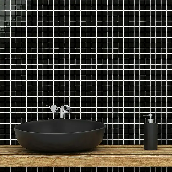 Mosaikfliese Quadrat Crystal Uni CM 4050 - 32,7 x 30,2 cm, Schwarz, Glänzend - Schwarzes Waschbecken mit passender Seifenspender vor einer Wand aus schwarzen Mosaikfliesen.