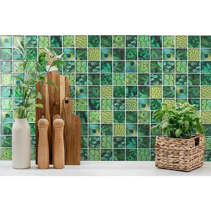 Mosaikfliese Crystal Wildlife XCM WL88 - 29,8 x 29,8 cm, Grün, Glänzend - Ein Bild mit einer grünen Mosaikwand, Schneidebrettern, Pfeffermühlen und Pflanzen. Die Mosaikwand verleiht der Szene einen frischen und lebendigen Touch.