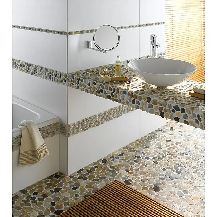 Mosaikfliese Kiesel XKF 004M - 31,5 x 31,5 cm, Grau/Beige, Matt - Badezimmer mit Steinmosaikboden, Waschtisch mit Aufsatzwaschbecken, Spiegel und weißen Wänden. Natürliches Design für entspannende Atmosphäre.