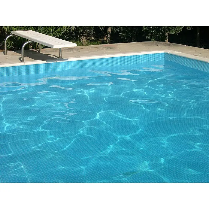 Mosaikfliese Quadrat Crystal Uni GM A 37P - 32,7 x 30,5 cm, Türkisblau/Blau, Glänzend - Das Bild zeigt ein Schwimmbecken mit klarem, blauem Wasser und einem Sprungbrett, das zum Entspannen und Spaßhaben im Sommer einlädt.