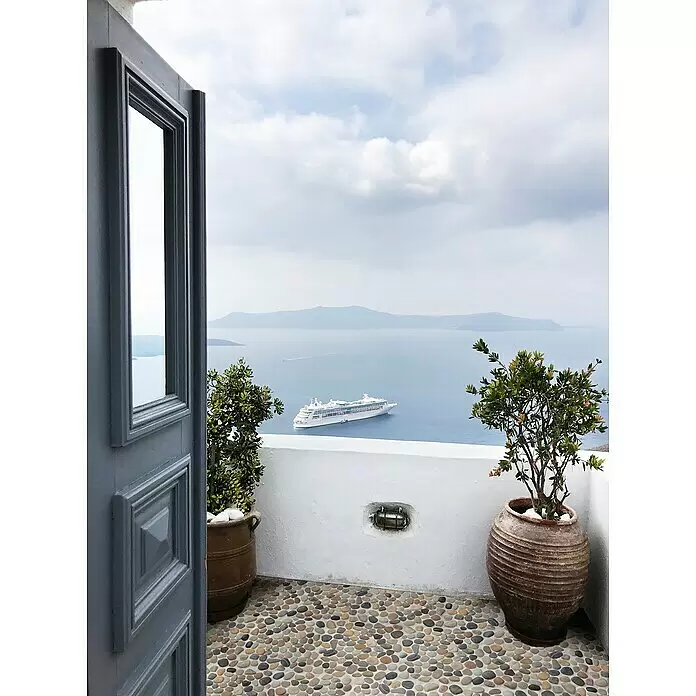 Mosaikfliese Kiesel XKF 004M - 31,5 x 31,5 cm, Grau/Beige, Matt - Kieselsteinmosaikboden auf einem Balkon mit Topfpflanzen, mit Meerblick.