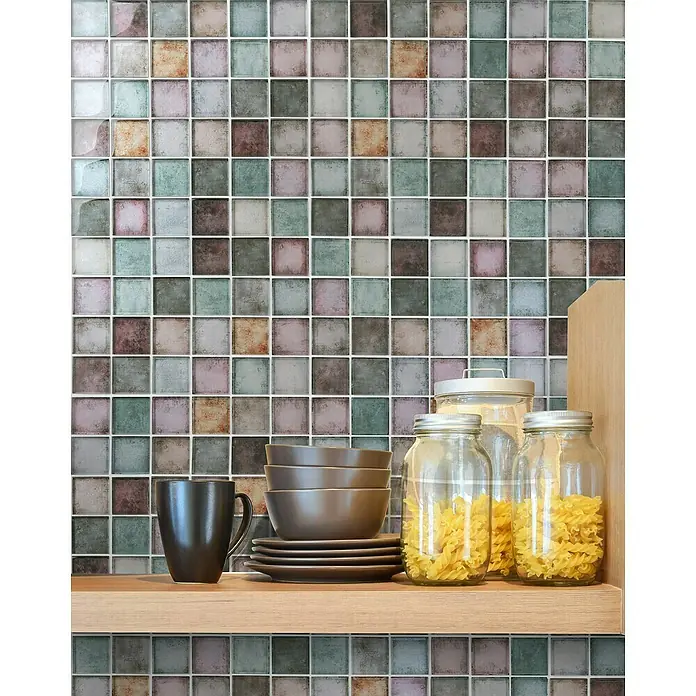 Mosaikfliese Quadrat Crystal SKY 123 - 30 x 30 cm, Lila, Glänzend - Küchenregal mit Fliesenrückwand, braunen Schalen und Gläsern gefüllt mit Nudeln.