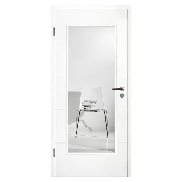 Kilsgaard Zimmertür 17-14F-W-LA - 860 x 1.985 mm, DIN Anschlag: Links, Weiß lackiert, ähnlich RAL 9010, Röhrenspan - Weiße Innentür mit Glaspaneel, silbernen Beschlägen und horizontalen Rillen. Durch das Glas ist ein weißer Stuhl mit Büchern sichtbar.