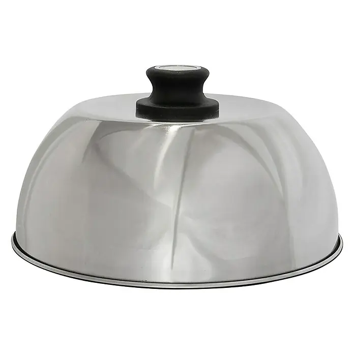 LotusGrill Grillhaube S - Passend für: Lotusgrill Holzkohlegrill S - Nahaufnahme eines Topfdeckels aus Edelstahl mit schwarzem Griff vor schwarzem Hintergrund.
