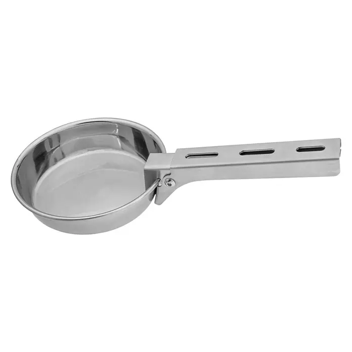 LotusGrill Pfannen-Set - Edelstahl - Hier ist eine Nahaufnahme einer silbernen Campingpfanne mit klappbarem Griff auf schwarzem Hintergrund.