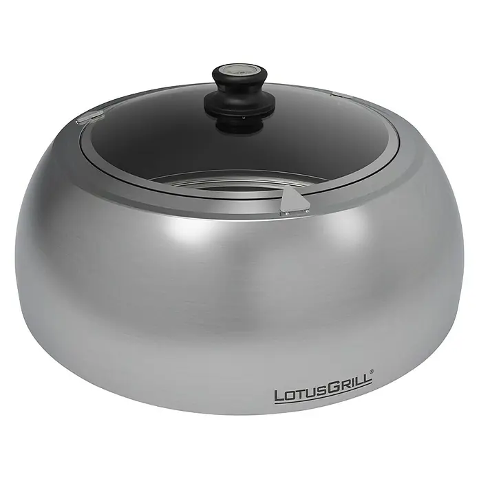 LotusGrill Grillhaube mit Glaseinsatz - Passend für: Lotusgrill Holzkohlegrill Classic - Nahaufnahme eines LotusGrill mit Glasdeckel und schwarzem Griff, ideal für Grillabende im Freien. Das Design ist modern und funktional.