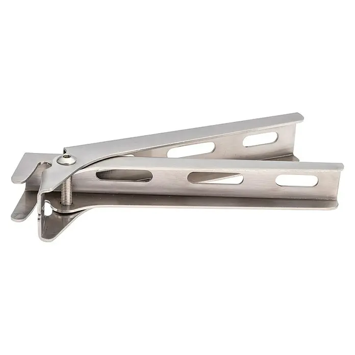 LotusGrill Pfannen-Set - Edelstahl - Eine verstellbare Topf- und Pfannenträgerklemme aus robustem Metall für eine sichere Handhabung heißer Kochutensilien.