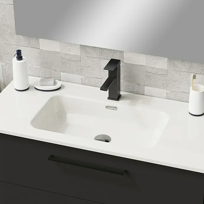 Artysan Conjunto de mueble de baño Arosa 3C - Ancho: 100 cm, 3 pzs., Negro, Mate - Primer plano de un baño moderno con un elegante mueble de lavabo antracita oscuro con encimera blanca y grifo elegante.