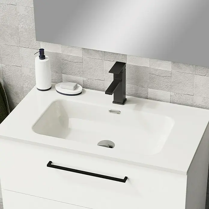 Artysan Conjunto de mueble de baño Arosa 3C - Ancho: 80 cm, 3 pzs., Blanco, Mate - Primer plano de un baño moderno con lavabo, grifo y dispensador de jabón. El diseño limpio y los colores brillantes crean un ambiente fresco.