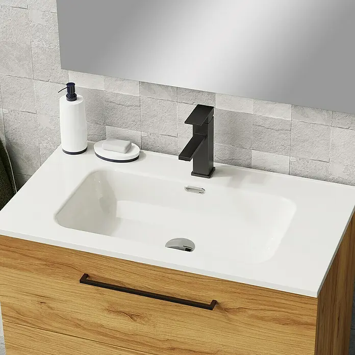Artysan Conjunto de mueble de baño Arosa 3C - Ancho: 80 cm, 3 pzs., Teka, Mate - Primer plano de un baño moderno con lavabo, grifo y mueble de madera, acentuado por dispensador de jabón y patrón de azulejos.