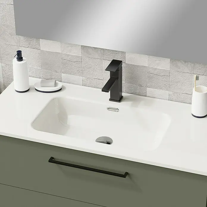 Artysan Conjunto de mueble de baño Arosa 3C - Ancho: 100 cm, 3 pzs., Verde musgo, Mate - Accesorio de baño moderno con grifo negro, lavabo blanco y pared de piedra gris al fondo.