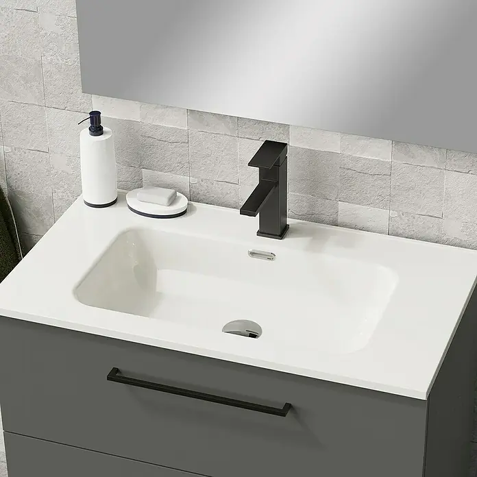 Artysan Conjunto de mueble de baño Arosa 3C - Ancho: 80 cm, 3 pzs., Antracita, Mate - Primer plano de un baño moderno con lavabo, grifo y espejo. El mueble del lavabo es gris y el grifo es negro.