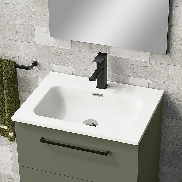 Artysan Conjunto de mueble de baño Arosa 3C - Ancho: 60 cm, 3 pzs., Verde musgo, Mate - Primer plano de un moderno tocador con grifo negro y frente de armario verde, ideal para baños elegantes.