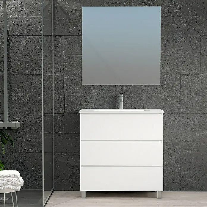 Artysan Conjunto de mueble de baño Patri - Ancho: 80 cm, 3 pzs., Blanco, Mate - Baño moderno con un mueble de lavabo blanco con tres cajones y un espejo cuadrado sobre una pared oscura y texturizada.