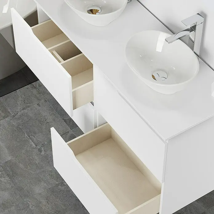 Artysan Conjunto de mueble de baño Zeus Top - 7 pzs., Blanco, Mate - Imagen de un tocador doble blanco moderno con cajones abiertos y lavabos sobre encimera, mostrando un diseño de baño elegante.