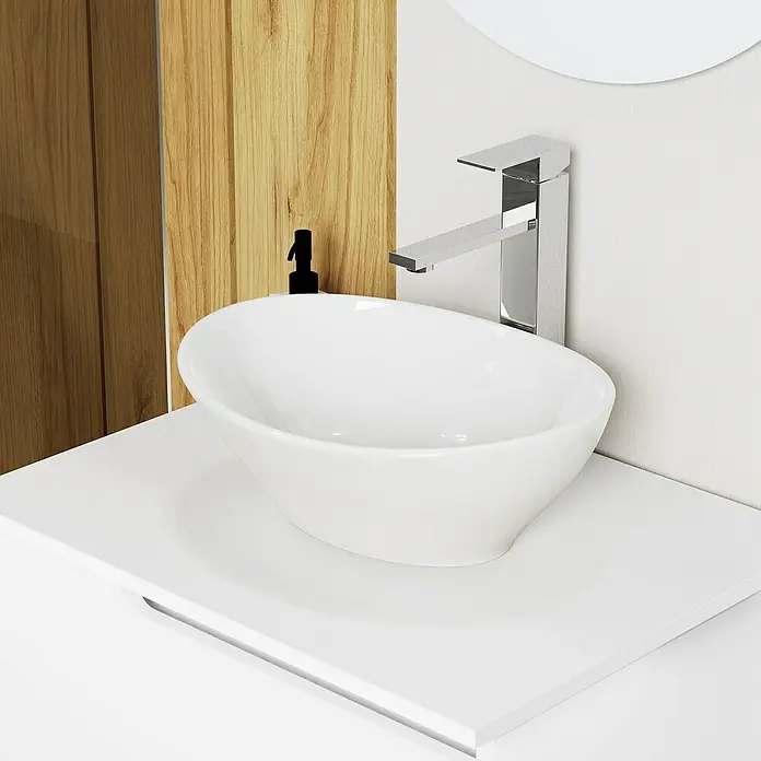 Artysan Conjunto de mueble de baño Zeus Top - Ancho: 60 cm, 4 pzs., Blanco, Mate - Primer plano de un moderno lavabo sobre encimera ovalado de cerámica blanca con grifo y dispensador de jabón, sobre encimera blanca.