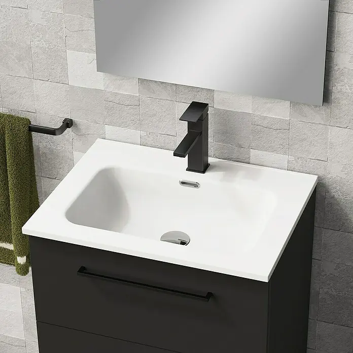 Artysan Conjunto de mueble de baño Arosa 3C - Ancho: 60 cm, 3 pzs., Negro, Mate - Primer plano de un tocador de baño moderno con grifo negro y toallero.