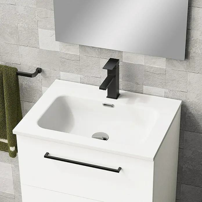 Artysan Conjunto de mueble de baño Arosa 3C - Ancho: 60 cm, 3 pzs., Blanco, Mate - Primer plano de un tocador de baño blanco moderno con lavabo, grifo y toallero, que muestra un diseño elegante.