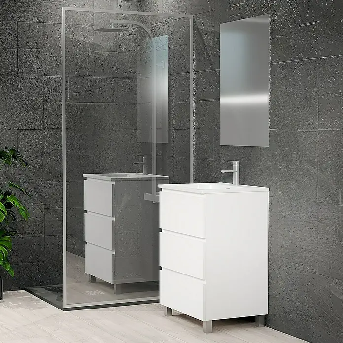 Artysan Conjunto de mueble de baño Patri - Ancho: 60 cm, 3 pzs., Blanco, Mate - Baño con moderno mueble de lavabo blanco de tres cajones y espejo elegante sobre pared gris.