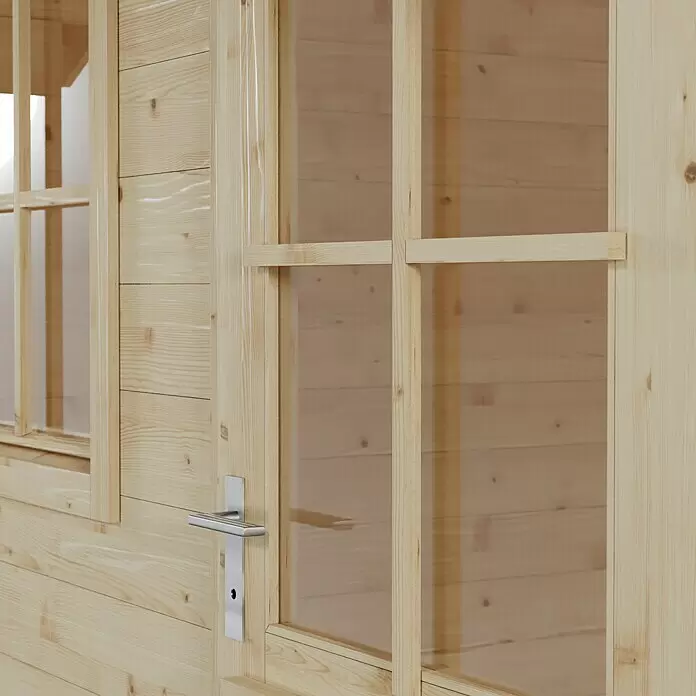 SKAN HOLZ Gartenhaus Porto 3 - Außenmaß inkl. Dachüberstand (B x T): 280 x 355 cm, Holz, Natur - Nahaufnahme einer hellen Holztür mit mehreren Glasscheiben und silbernem Metallgriff, Teil einer Holzhüttenwand.