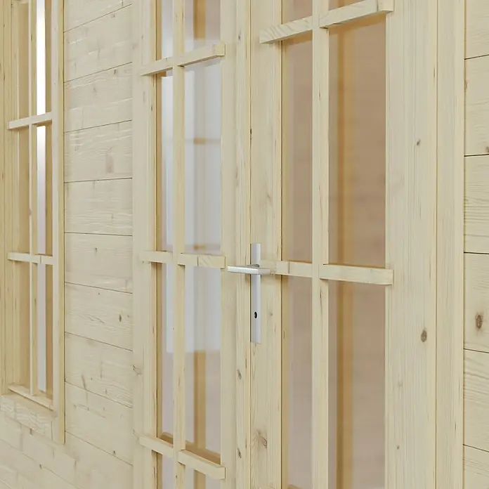 SKAN HOLZ Gartenhaus Breda 1 - Außenmaß inkl. Dachüberstand (B x T): 420 x 360 cm, Holz, Natur - Nahaufnahme einer Holztür mit Fenster und einem silbernen Griff. Die Holztür verleiht dem Raum eine warme und einladende Atmosphäre.