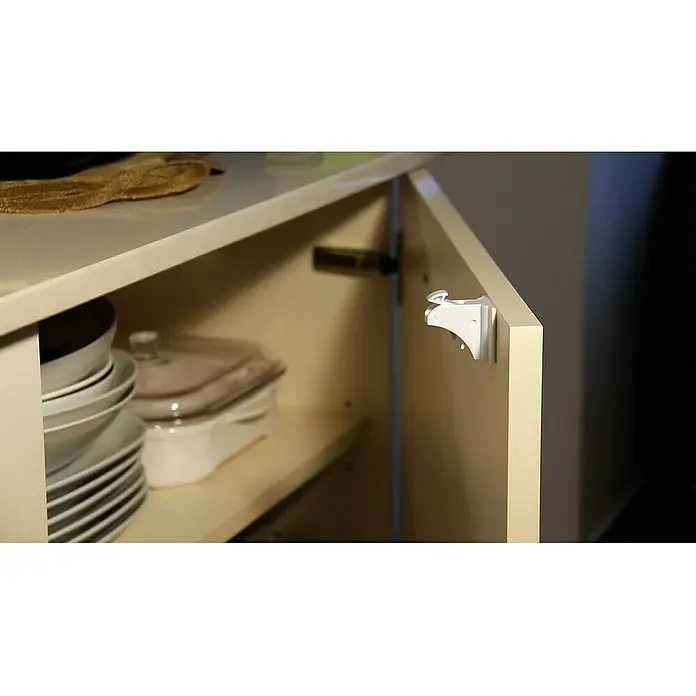 Arregui Cierre para muebles magnético A-1044360 - Blanco, Tipo de montaje: Pegado - Imagen de un armario blanco con un bloqueo magnético instalado para la seguridad infantil.