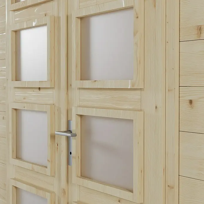 Skan Holz Gartenhaus Venlo 1Außenmaß inkl. Dachüberstand (B x T): 290 x 290 cm, Holz, Natur - Nahaufnahme einer hellen Holztür mit rechteckigen Glaseinsätzen und einem modernen silbernen Türgriff.